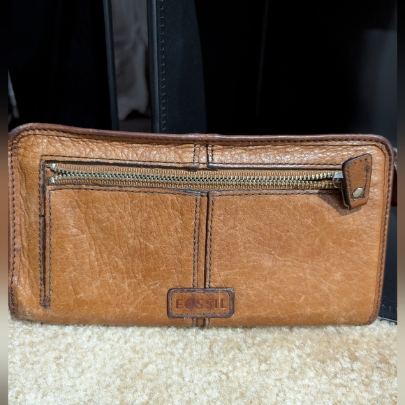 Fossil Brown Leather Zip Wallet with Keyhole Plaque - Picture 2 of 8